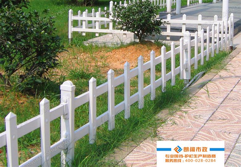 朗阔市政带你了解如何选择草坪园林护栏